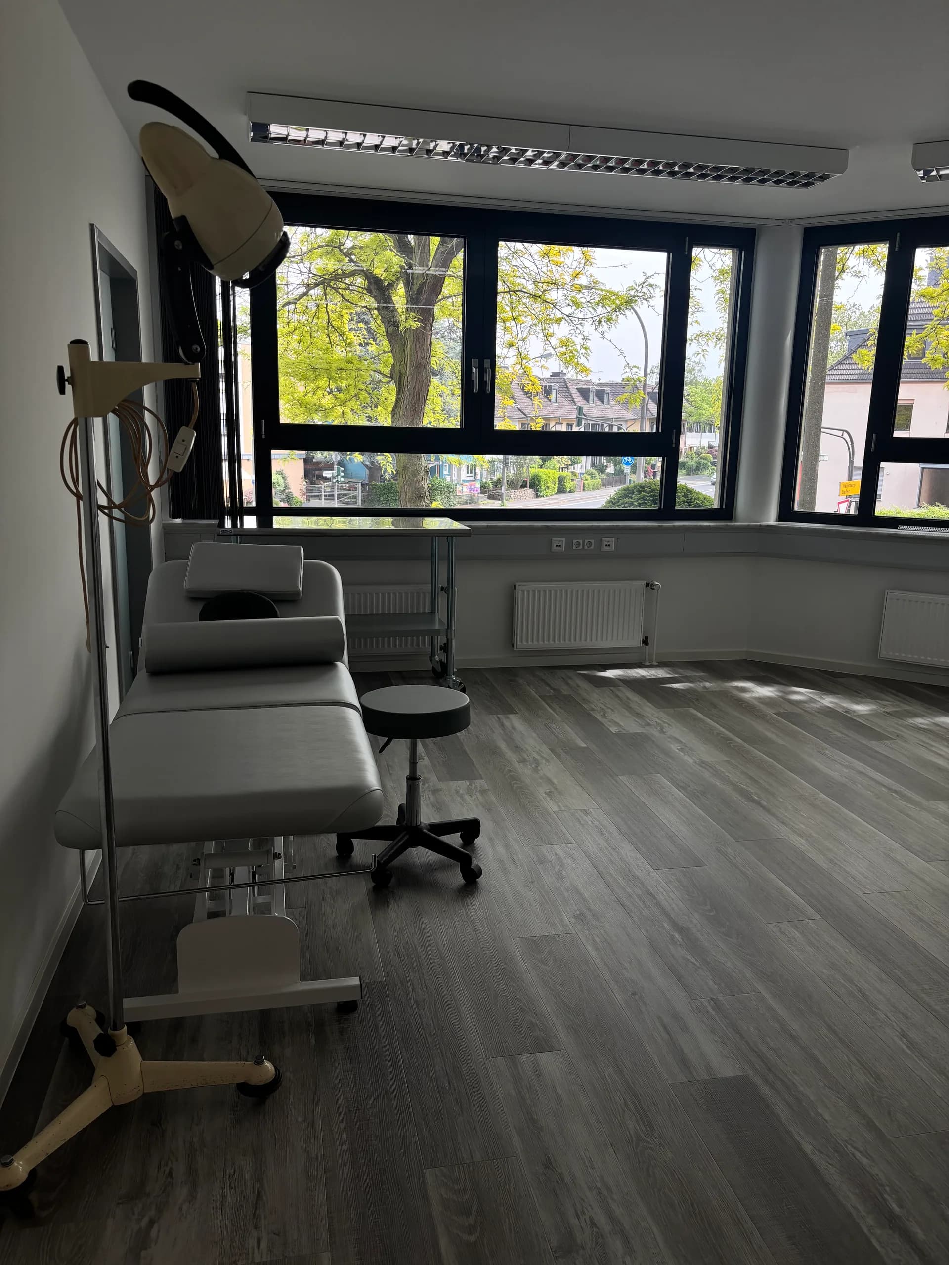 Behandlungsraum im EZZ Bonn — Orthopädie, Sportmedizin und regenerative Therapie in Bonn